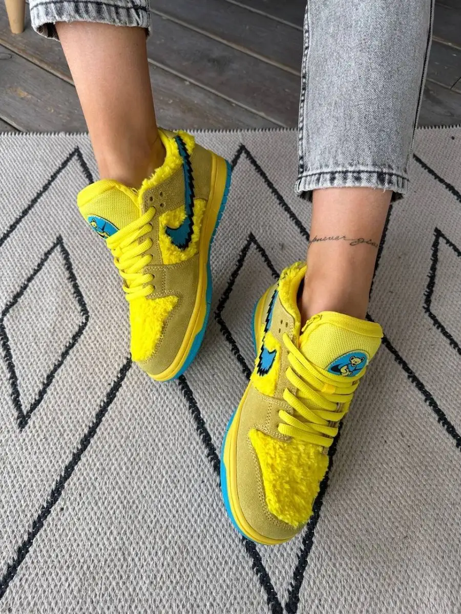 Yellow hot sale sb dunks